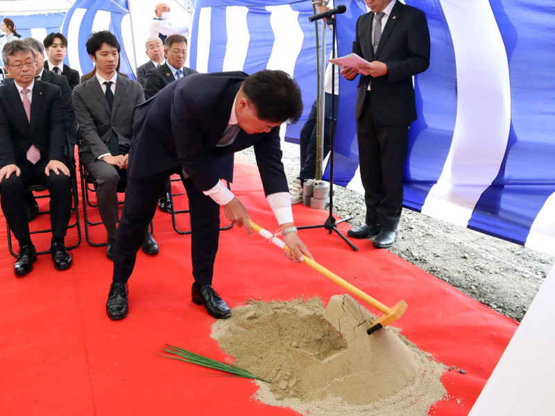 「鍬入れ之儀(くわいれのぎ)」を行う誠信建設工業株式会社 代表取締役社長 國田氏