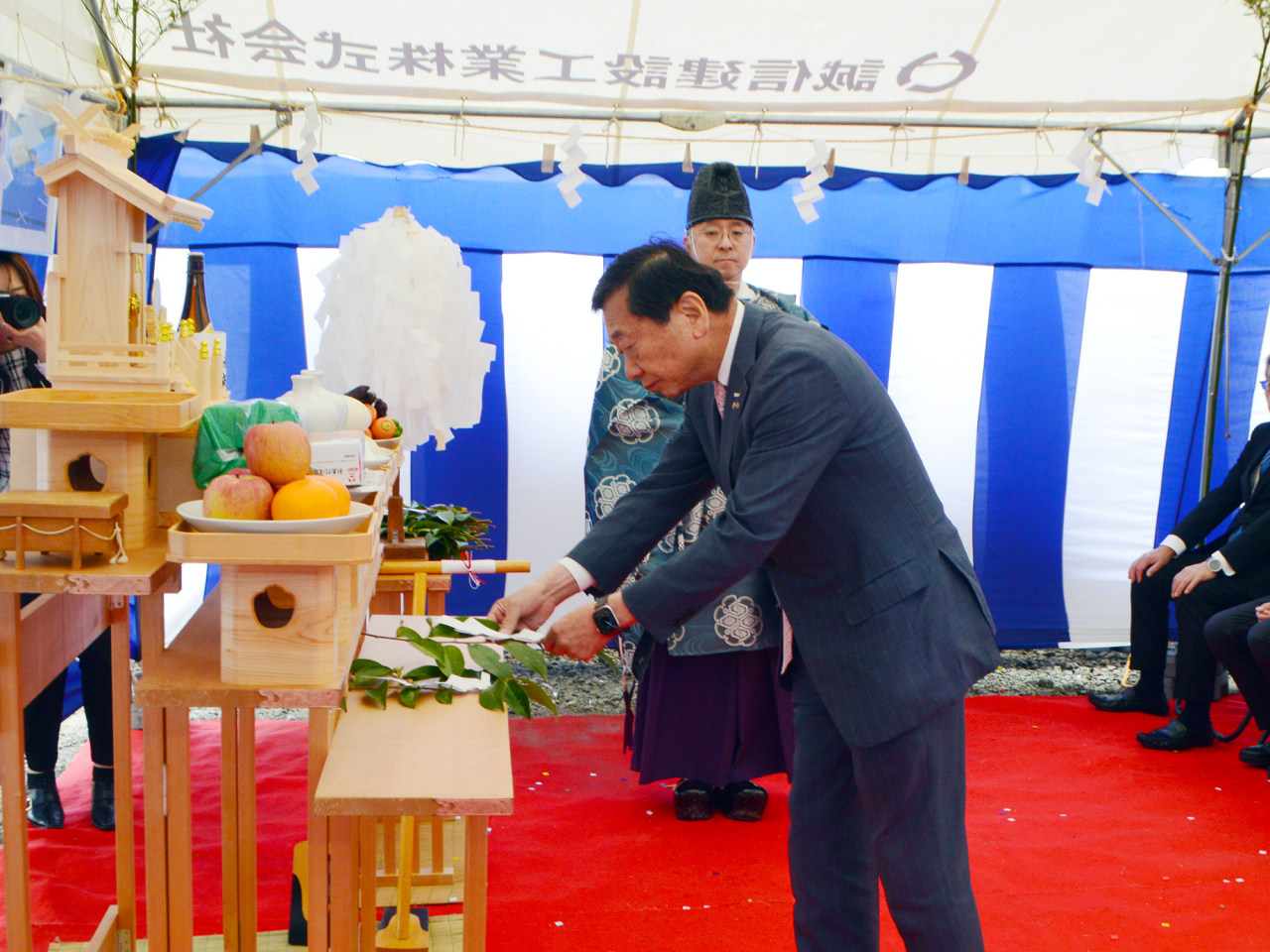 玉串奉奠(たまぐしほうてん)行う北大阪商工会議所 佐々木 啓益会頭
