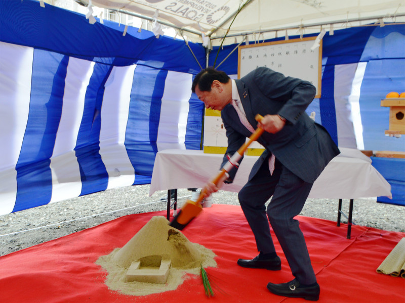 「穿初之儀(うがちぞめのぎ)」を行う北大阪商工会議所 佐々木 啓益会頭(吉泉産業株式会社 代表取締役会長)