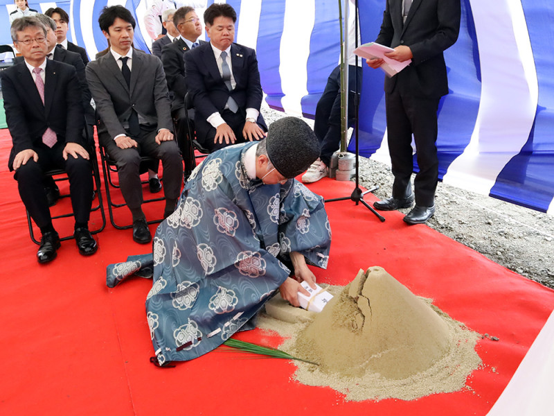 「鎮物埋納之儀(しずめものまいのうのぎ)」を行う意賀美(おかみ)神社 神職